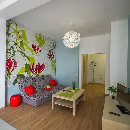 Apartment On Serednofontanska Street *