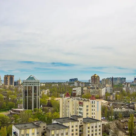 Apartment On Serednofontanska Street *