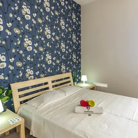 On Serednofontanska Street Apartment Odesa