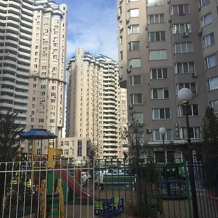 Apartment On Serednofontanska Street *
